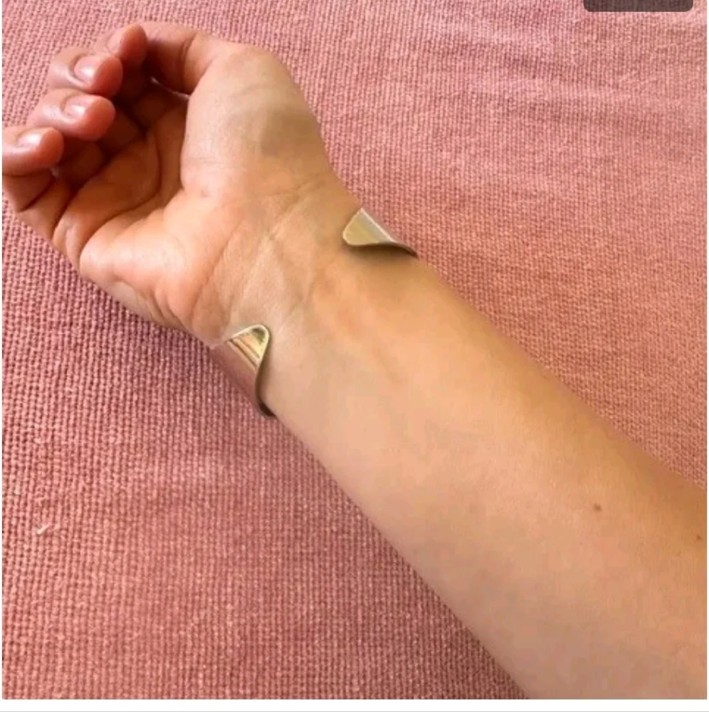 Louis Vuitton Essential V limited edition employee cuff bracelet - Picture 6 of 15